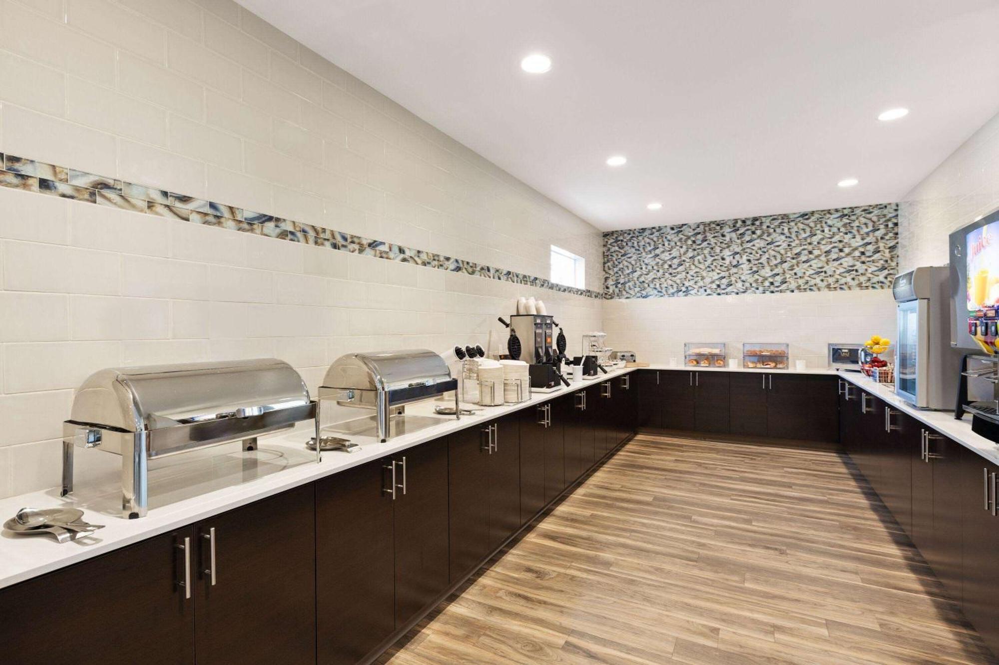 La Quinta Inn & Suites By Wyndham ワナッチー エクステリア 写真