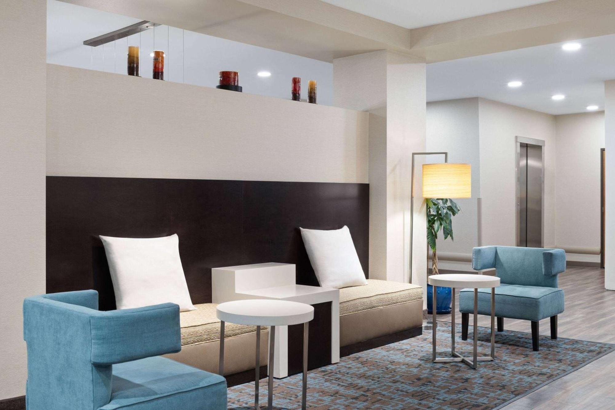 La Quinta Inn & Suites By Wyndham ワナッチー エクステリア 写真