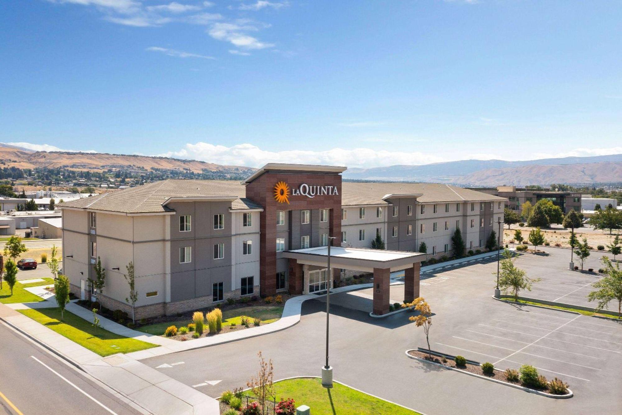 La Quinta Inn & Suites By Wyndham ワナッチー エクステリア 写真